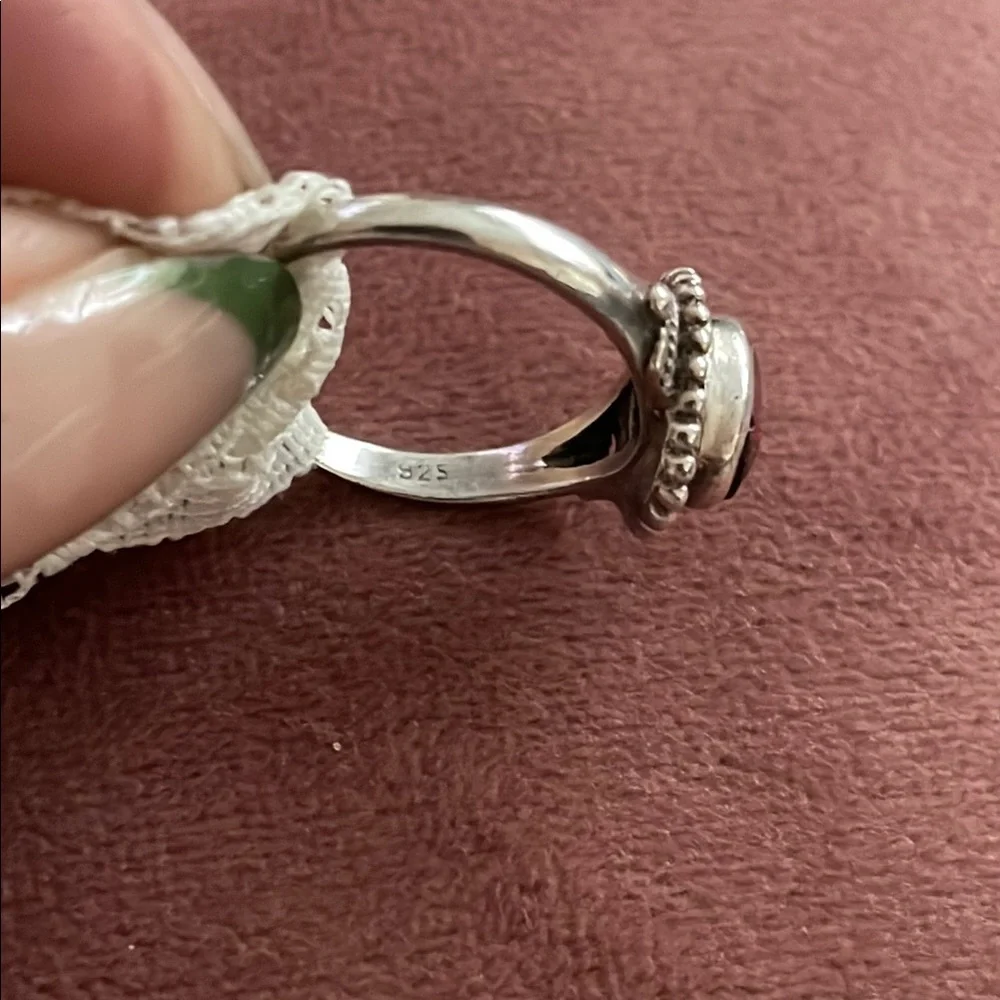 Elegant Sterling Silver and Garnet Gemstone Ring size 8 - Picture 3 of 4
